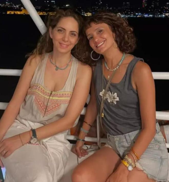 1998-2002 yllar arasnda Marmara niversitesi ktisadi ve dari limler Fakltesi letme Blm'nde okudu. Ardndan yine ayn niversitenin Sosyal Bilimler Enstits Radyo Televizyon ve Sinema blmnde okudu. Nehir Erdoan televizyona hayatna TRT 1'de yapm olduu sunuculuk ile balad. 2001-2003 yllar arasnda canl yaynlanan Telepazar isimli programda sanat, mzik ve kltr haberleri sunmutur. Ardndan ilk dizi projesi olan ve 2002-2004 yllar arasnda yaynlanan Koum Benim adl dizide Pelin karakterini canlandrmtr.  Yabanc Damat dizisinde canlandrd karakter ile ok sevildi.