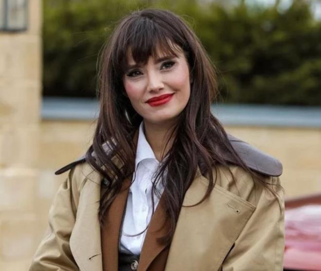 Yabanc Damat dizisiyle hreti yakalayan nl isim tatilden pozlarn paylat. Sosyal medyada Nehir Erdoan'n son halini grenler pek ok yorumda bulundu.   <p>    Kimi gzel oyuncunun gzelliini kaybetmediini sylese de kimi ise "Yllar sana da acmam", "Ne kadar yalanm", "Yalanmsn" yorumunda bulundu.