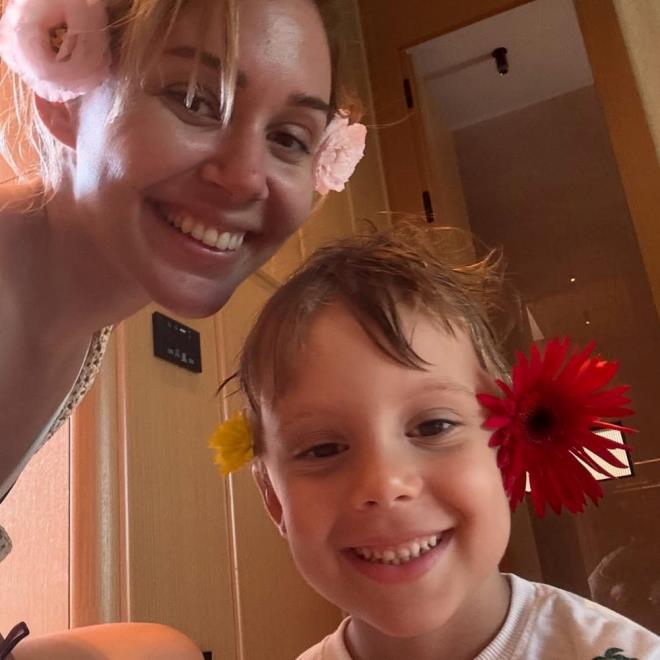 Eser Yenenler, einin paylamn kalp emojisiyle kendi sosyal medya hesabndan yaynlarken; Berfu Yenenler'in tatil albmne binlerce beeni ve yorum geldi.