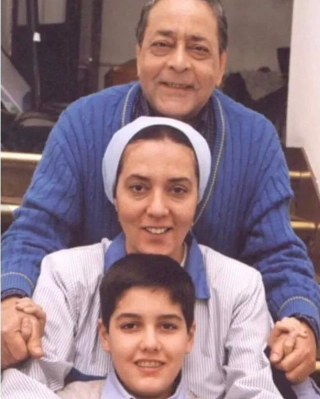 "OK AYRI BR MUTLULUKMU"    Mjdeli haberi Gazanfer zcan'n kz, Tark ndz'n annesi Fulya zcan, "Ben babaanne oldum. ok ayr bir mutlulukmu" szleriyle duyurdu.