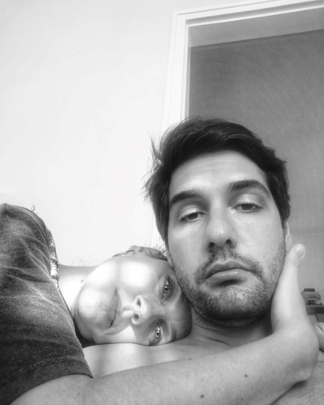 ANNE BABA OLDULAR    Stil danman Burcu ndz?le mutlu bir evlilii olan nl oyuncunun bir olu oldu.