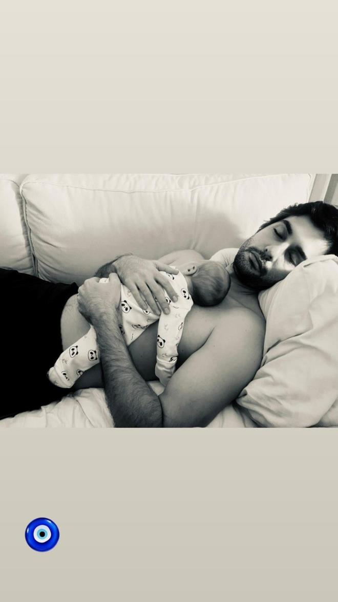 BABA OUL POZU    imdilerde ilk kez baba olmann mutluluunu yaayan Tark ndz, minik oluyla ilk pozunu nazar boncuu emojisiyle paylat.