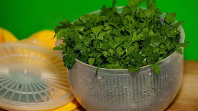 Yeilliklerinizi gereken miktarda kuruttuysanz ikinci aama onlar uygun saklama koullarna hazr hale getirmekten geer.<p>Delikli saklama kutularnda veya kapakl bir kapta, kat havluyla birlikte saklamalsnz.