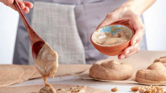 Tahini, tam tahll ekmek zerine srp yannda taze sebzelerle tketebilirsiniz. Ayrca bir kase yourdun zerine bir tatl ka tahin ve birka damla pekmez ekleyerek de salkl bir kahvalt alternatifi yaratabilirsiniz. Sabah smoothie?lerinize bir kak tahin ekleyerek hem lezzetini artrabilir hem de besin deerini ykseltebilirsiniz.