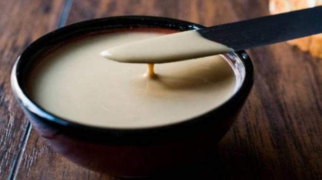 Tahinin tm bu faydalarndan en iyi ekilde yararlanmak iin doru rn semek byk nem tayor. Market raflarnda satlan hazr tahin-pekmez karmlarnn birou, yksek miktarda eker ve katk maddesi ierebiliyor. Susamn doal aromasn koruyan, hibir katk maddesi iermeyen tahinler, hem lezzet hem de salk asndan en iyi sonucu verir.