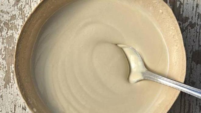 Demir eksiklii, toplumda zellikle kadnlar, ocuklar ve vejetaryen bireyler arasnda olduka yaygn bir salk sorunu. Halsizlik, yorgunluk, konsantrasyon gl, ba dnmesi ve soluk bir cilt, demir eksikliinin en sk grlen belirtileri arasnda yer alyor. Bu belirtiler, gnlk yaam kalitesini ciddi ekilde etkileyebiliyor. Ancak doru beslenme alkanlklaryla bu sorunun stesinden gelmek mmkn. te tam da bu noktada tahin devreye giriyor.