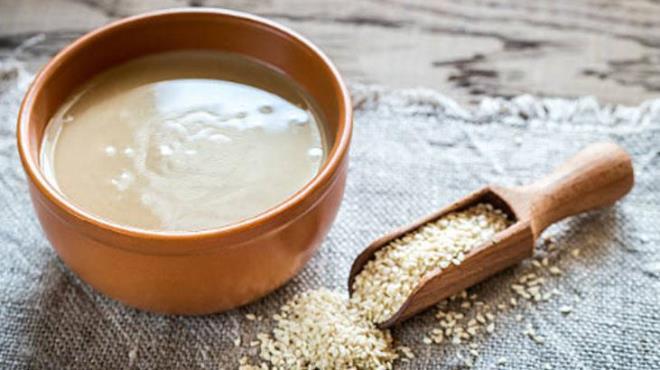 Tahin, susam tohumlarnn zenle ezilmesiyle elde edilen, youn besin deerine sahip bir sper gda. Kahvaltda sadece bir kak tahin tketmek, hem enerji seviyenizi ykseltir hem de demir eksikliine kar doal bir koruma salar. zellikle byme andaki ocuklar, youn i temposunda alan yetikinler ve kanszlk riski tayan bireyler iin tahin, kahvalt sofralarnn olmazsa olmaz olmal.