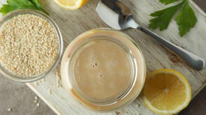 Pekmezde bulunan doal ekerler, demirin vcut tarafndan daha kolay emilmesini salarken, tahindeki yksek demir ierii bu sreci destekliyor. zellikle zm pekmezi veya keiboynuzu pekmeziyle kartrldnda, bu ikili hem enerji verir hem de demir depolarn hzla doldurur. Kahvaltda bir kak tahin-pekmez karm, gn boyu zinde kalmanz salarken baklk sisteminizi de glendirir.