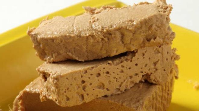 Tahinin salk zerindeki etkileri yalnzca demir ieriiyle snrl deil. Bu besin, ayn zamanda gl bir kalsiyum kayna. 100 gram tahin, yaklak 400-500 mg kalsiyum ierir. Yani kemik ve di saln desteklemek iin de tketebileceiniz anlamna geliyor. Tahindeki salkl yalar, kalp saln desteklerken, yksek lif ierii sindirim sistemini dzenliyor. stelik tahin, antioksidan zellikleriyle baklk sistemini glendiriyor.