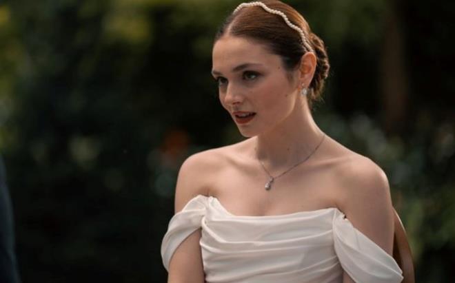 VELAHT DZS OYUNCU KADROSU    Veliaht?n kadrosunda Akn Aknz, Serra Artrk, Ercan Kesal, Erkan Kolak Kstendil, Hazal Tresan, Derya Karada, Tansu Bier, Bora Akka, Erdem enocak, Arif Pikin, Burak Altay, Kayhan Akgz, Sabahattin Yakut, Selin Kseolu, Selin Dumlugl, Volkan Kran ve Ufkum Kalaolu gibi usta ve gen isimler buluuyor.