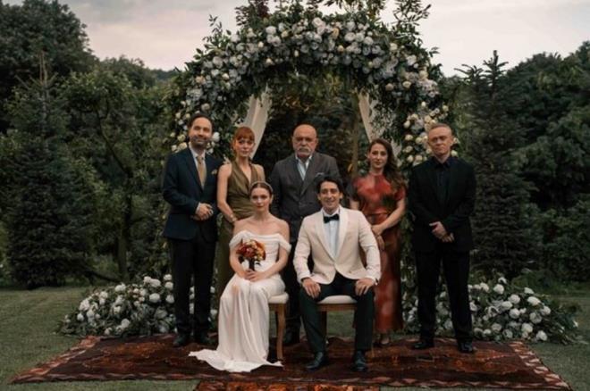 Karsl Ailesi?ni ilk kez birlikte grdmz tantmda bir dn sahnesinde aile ii kyasya mcadelelerin ilk sinyalleri veriliyor.