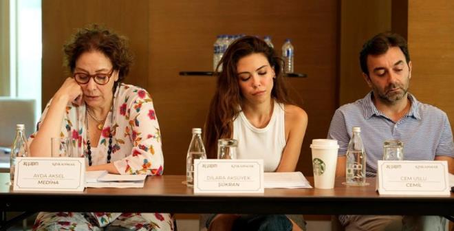 Paazade ailesinin grkemine tezat bir ekilde, sevgisizliin glgesiyle bym Seniha?nn (zg Namal) hem gemiiyle yzlemesini hem de hayatn geri alma abasn merkeze alan dizi; derinlikli karakterleri ve dramatik yapsyla sezona damga vurmaya hazrlanyor.