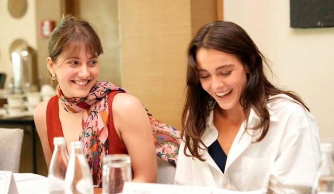 KISKANMAK DZS OYUNCU KADROSU    Merakla beklenen ?Kskanmak? dizisinin oyuncu kadrosunda zg Namal, Mehmet Gnsr, Selahattin Paal, Hafsanur Sancaktutan, Beril Pozam, Hande Doandemir, pek Tuzcuolu, tar Gkseven, Rozet Hube, Cem Uslu, Dilara Aksyek, Lila Grmen, Zeynep Yce ve Ayda Aksel gibi birbirinden gl oyuncular yer alyor.