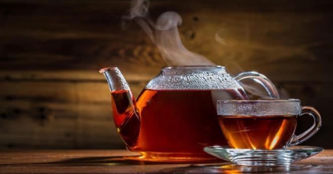 ay demlerken en ok yaplan hatalardan biri ayn hemen stne kaynayan suyu dkmektir. Hemen ayn stne dklen kaynam su ay direk halayarak daha lezzetsiz olmasna neden olur.  Bu nedenle nce aydanln alt ksmna su koyun ve ocaa aln. Alt demlikteki suyu kaynamaya brakn. Alt demlikteki su kaynadktan sonra stteki bo demliin iine kaynam sudan biraz dkn.