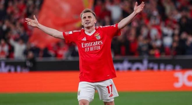 Benfica Teknik Direktr Bruno Lage, Kerem Aktrkolu'nun geleceiyle ilgili aklama yapt. Milli futbolcunun takm iin nemine vurgu yapan Lage yle konutu: