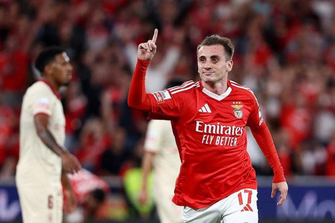 Fenerbahe'ye transferi beklenirken grmelerde son anda prz kan Kerem Aktrkolu iin Benfica kanadndan aklama geldi.