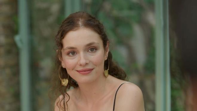 VELAHT DZS OYUNCULARI    Senaryosunu Berrin Tekdemir, Necip Gleer ve Tunahan Kurt?un kaleme ald dizi, tamircilik yapan Timur?un, Esenler Otogar?nn gl ailelerinden Karsl Ailesi?nin veliaht olmasyla birlikte gelien entrikalarla dolu olaylar konu alyor.