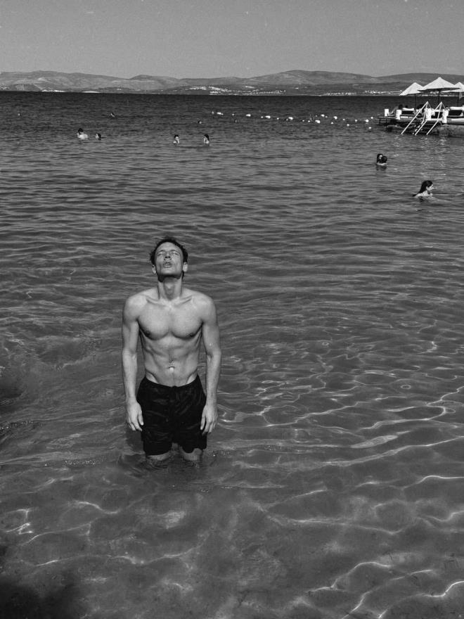 EDS    arkc Edis Grgl, yorgunluk atmak iin tatile kt. nl isim, denizde verdii poza "Hak edilmi" notunu dt.