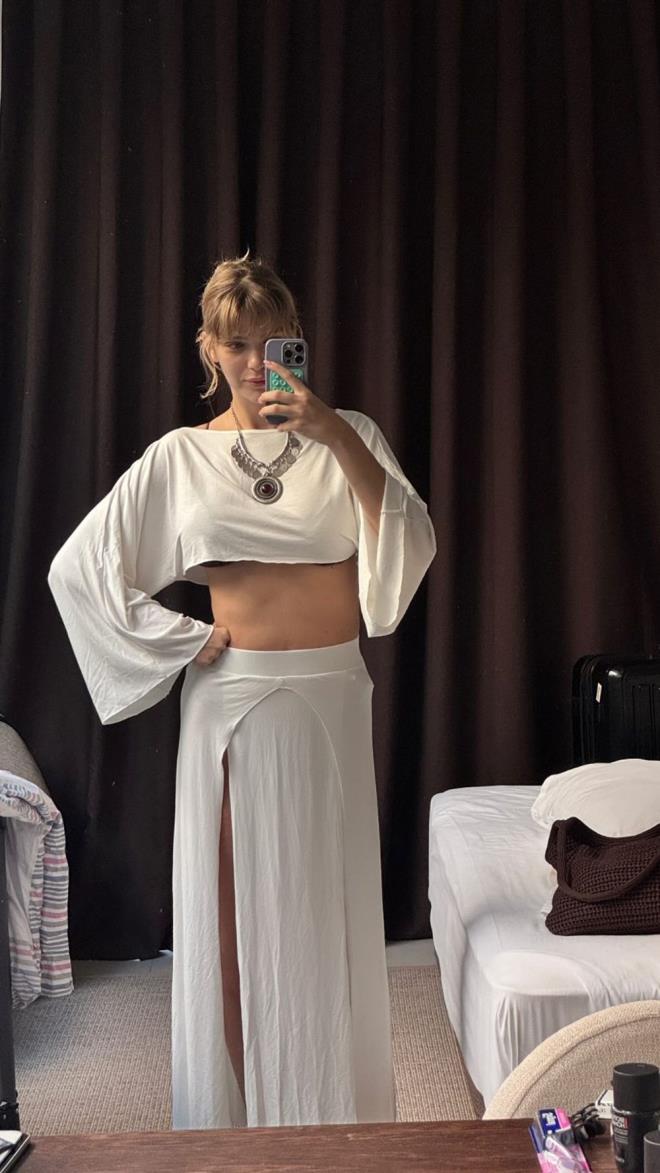 YASEMN EFKATL    Ei do Tatlses ve ikiz oullaryla Fethiye'ye giden Yasemin efkatli, aynada ektii fotoraf takipileriyle paylat.