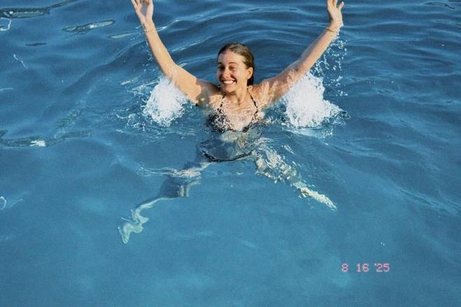 BERL POZAM-ERSN ARICI    Yal apkn dizisindeki partneri Ersin Arc ile getiimiz yl evlenen Beril Pozam da tatil iin Turun'a gitti.