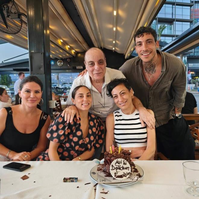 CAN BONOMO    Oyuncu yk Karayel ile mutlu bir evlilii olan arkc Can Bonomo da ailesiyle keyifli anlarn yaynlad.