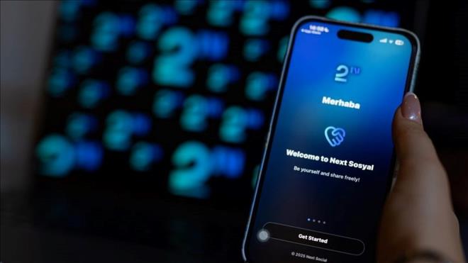 Next Sosyal?e giri yapmak isteyen kullanclar, mobil maazalardan cretsiz olarak uygulamay indirip kayt olabiliyor. SMS dorulamas ile aktif hale getirilen hesaplar sayesinde kullanclar; metin, fotoraf, video ve anket gibi ierikler paylaabiliyor, beeni ve yorum gibi etkileimlerde bulunabiliyor.