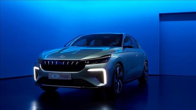 Elektrikli otomobil piyasasnda Trkiye'de en sevilen ve en ok satlanlar arasnda bulunan Togg ailesine yeni bir model daha ekleniyor.    Sedan olarak sata sunulacak model olan T10F'in menzili gncellendi. 600 kilometre civarnda menzile sahip olaca duyurulan otomobilin net menzili WLTP'ye gre 623 kilometre oldu.    TESLA'DAN DAHA FAZLA MENZL VAR    Tesla Model Y'nin Long Range modeline gre 37 kilometre daha fazla menzile sahip olan Togg T10F uzun yolda srcsn arj istasyonu aramadan seyahat ettirebilecek.