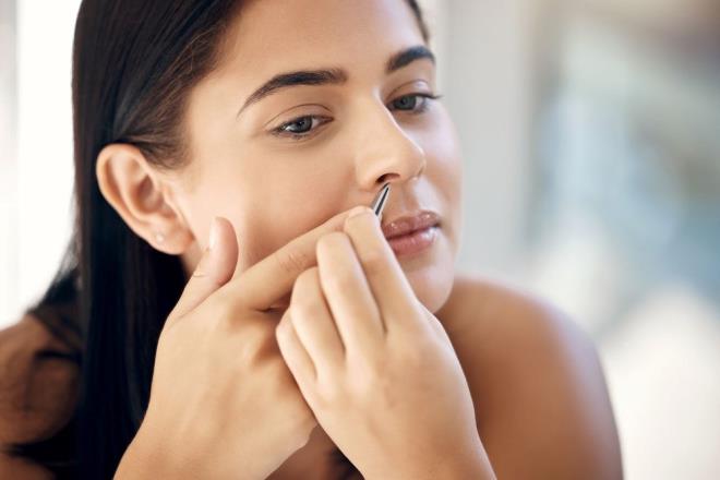 Sosyal medyada viral olan bir videoda, gen bir kadn burun kllarn almak iin ada yaptrdktan sonra yere ylyor. Videoda grld gibi kadn, ac, korku, endie veya ada band burnundan ekildikten sonra vcudunun yaad okun etkisiyle titriyor.