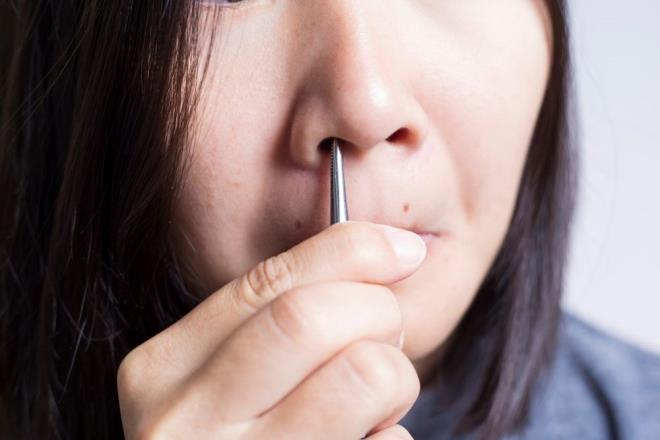 Her eyi dzenli tutmak iin adaya katlanmak zorunda deilsiniz. Kk, yuvarlak ulu bir makasla veya elektrikli burun kl kesme makinesiyle dzeltmek hzl, gvenli ve arszdr. Bu yntemler, daha derindeki koruyucu tyleri yok etmeden grnen tyleri ksaltr.