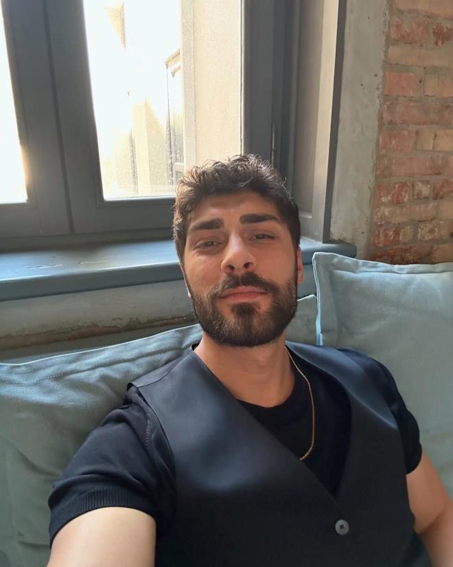 Gzlerden uzak bir yaam sren nl oyuncu, evlilik yolunda ilk adm att.