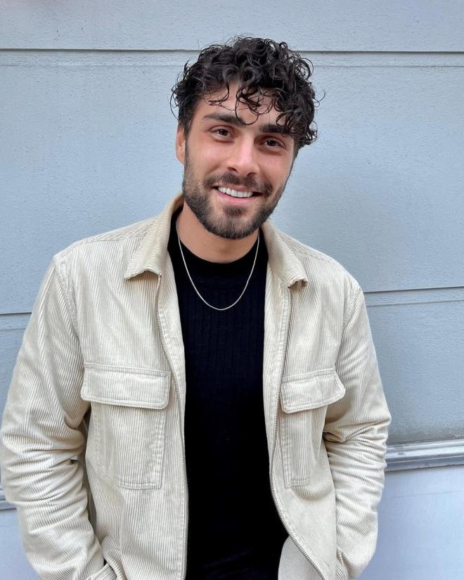 AL NER KMDR?    1996 ylnda dnyaya gelen Ali ner, kariyerine modellikle balad. 2019 ylnda katld Best Model Of Turkey yarmasnda ?En yi Erkek Model? seildi.    Ardndan oyunculua ynelen ner, ilk olarak Mahrem adl yapmla ekrana kt. Daha sonra Tekilat, Seni Kalbime Sakladm, O Kz, Yal apkn, Kurulu Osman gibi birok dizide rol alan nl isim, son olarak Frat karakteriyle Sahipsizler'e dahil oldu.