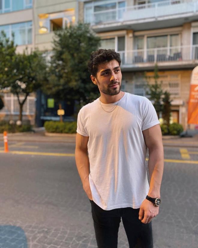 Ali ner ve mstakbel einin Boaz Kprs manzarasyla beyazlar iinde verdii poz byk ilgi grd.