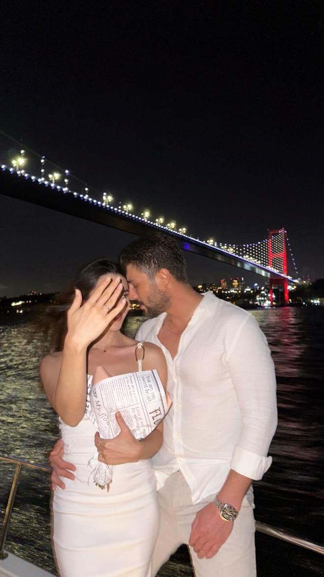 nl oyuncu, "Evet" yantn ald sevgilisiyle verdii pozu takipilerinin beenisine sundu.