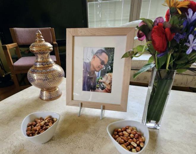 ALESN DNLEMED     Ei, onun ehre gitmesi halinde bir dolandrcln kurban olacandan ve soyulacandan korktmutu.    Ailesinin tm uyarlarna ramen valizini hazrlayan Wongbandue, buluma iin tren istasyonuna koarken Rutgers niversitesi kampsndeki bir otoparkta derek bandan ve boynundan ar yaraland.