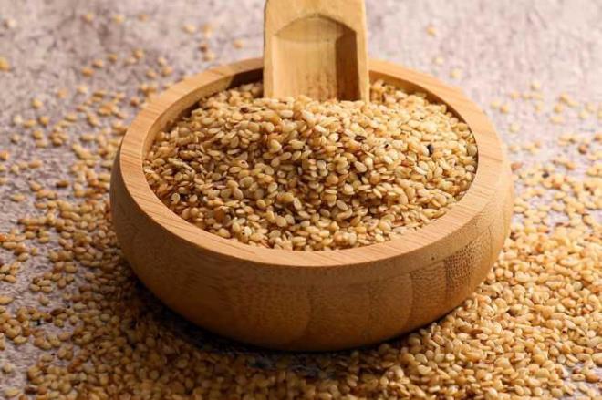 BEYN FONKSYONLARI N ETKL    Sinir sistemi zerinde olumlu etkilere sahip olan susam, Omega-6 asndan olduka zengindir. Doal bir desteki olan susam, hafzay glendirir ve konsantrasyonu artrr.