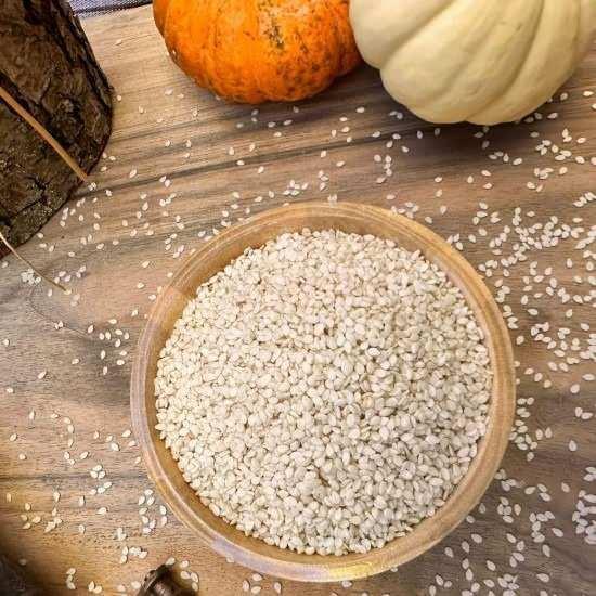 PARLAK VE SALIKLI BR CLDN SIRRI    Salkl ya ieriiyle dikkat eken susam, dzenli olarak tketildiinde cildin rengini dengeler, nemi korur, elastikiyeti artrr, kzarkl nler, cilt enfeksiyonlarn nleyerek yenilenmesini destekler.