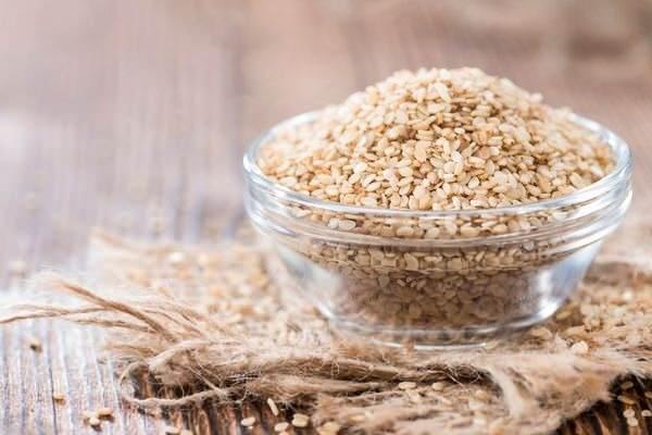 Ayn zamanda E vitamini ieren susam, cildi serbest radikallerin zararl etkilerinden koruyarak yalanma belirtilerinin nne geer.