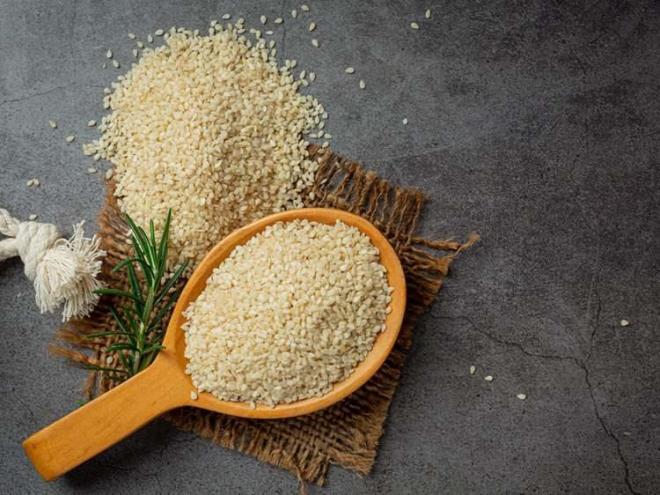 Susam ayn zamanda gnlk tiamin, niasin ve B6 vitamini ihtiyacnzn nemli bir ksmn karlayan B1, B3 ve B6 gibi B vitaminlerine sahiptir. B vitaminleri, nrotransmitterlerin ve hcresel metabolik yollarn sentezlenmesi gibi eitli biyolojik sreler iin olduka nemlidir.