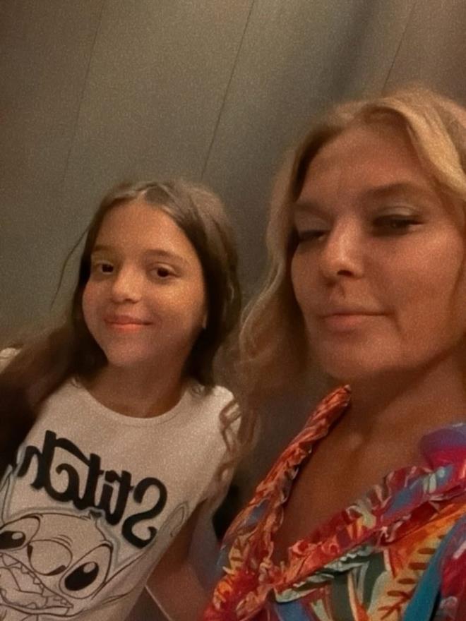 Kzna seslenmeyi de unutmayan nl isim "ekimdi, arkyd, konserlerdi derken en ok Hira zledi bizi. Canm kzm her ey senin iin" diye szlerini noktalad.