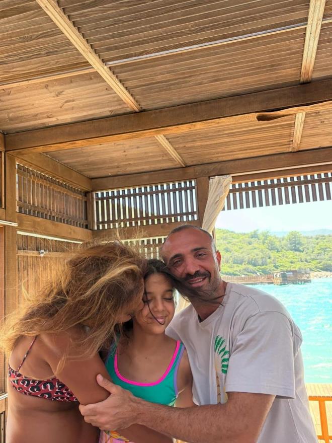 Sosyal medya hesabn da aktif olarak kullanan 53 yandaki arkc, son paylamyla yaza veda etti.