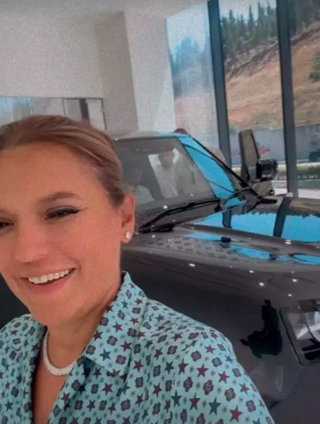 "KENDME HEDYE ALDIM"    te yandan Demet Akaln, getiimiz haftalarda "Yerinde Dur" arksyla ilgili konutu.    arkdan hibir kazan elde etmediini ifade eden nl isim, ksa bir sre nce kendisine milyonluk lks bir ara ald.    Akaln, det yapt Sefo'yu etiketleyerek, "Baktm sen bana bir hediye almyorsun ben kendime hediye aldm" dedi.    Sefo da yant olarak, "Abla ben biriktiriyorum, Ferrari alacam" cevabn verdi.