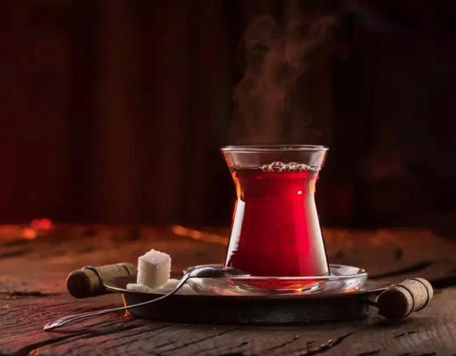 VCUDUN KURUMASINA SEBEP OLUR  <p>    ay ienler vcutlarnda su ihtiyacn pek fazla hissetmezler. Oysa ki ay, vcudun su ihtiyacn karlamaz ve vcutta bulunan suyu ekip dar atar.