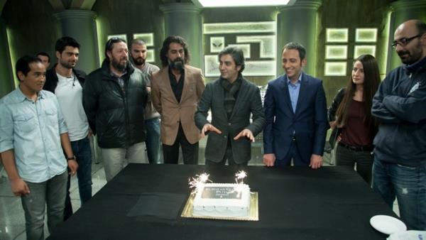 Trkiye'nin dizisi Kurtlar vadisi Pusu 200. blm erefine bir araya gelip pasta kesti.