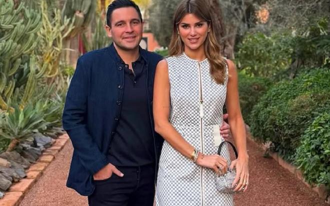 Bursal Nazl Kay, Trkiye'nin en zengin ailesine gelin gitti. 2021 ylnda mer-Arzu Sabanc iftinin olu Hac Sabanc ile evlendi. O gnden itibaren magazin gndeminden dmedi... Hac Sabanc'nn evlilik d doan olu Uzay' renince ok geirdi.