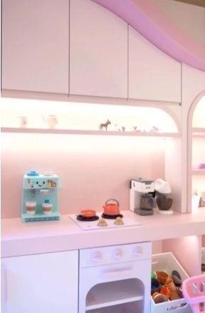 Adeta bir masal evi gibi grnen odada yok yoktu...