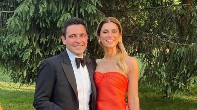 Boanmann eiine geldii konuulan Sabanc ifti geen gnlerde ise 2 yana basan kzlar Arzu Alara iin bir organizasyon dzenledi.<p>    Doum gn kutlamasndan kareleri Instagram'da paylaan Nazl Sabanc imdi de kznn pespembe yeni oyun odasn takpilerine gsterdi.