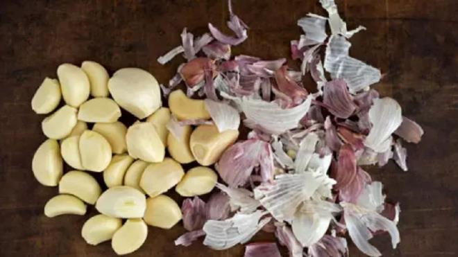 Odanza bir di sarmsak koymak, hem salnz hem de yaam kaliteniz iin doal ve pratik bir yntem olabilir.