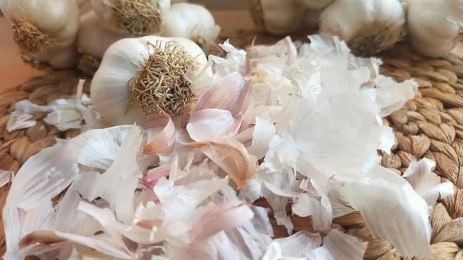 Solunum yollarn rahatlatma: zellikle burun tkankl yaayanlar iin gece boyunca nefes almay kolaylatrabilir.  <p>  Negatif enerjiyi uzaklatrdna inanlyor: Geleneksel inanlarda sarmsak, kt enerjiden korunmak iin kullanlan doal bir yntem olarak kabul ediliyor.<p>    Sarmsan gl kokusu ilk bata allmadk gelse de dzenli uygulayanlarn bu yntemin faydalarn ksa srede hissettikleri ne srlyor.