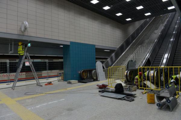 �stasyonlar�n �evresinde de �al��malar t�m h�z�yla s�r�yor.