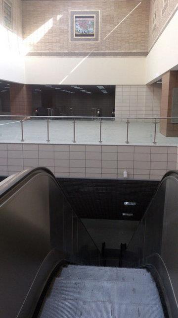 Yolcu giri� turnikeleri ile yerin iki kat alt�ndaki istasyona ula��m� kolayla�t�racak y�r�yen merdivenlerin in�as� tamamland�.